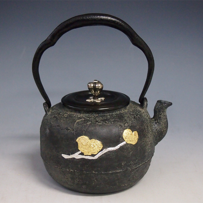 tb134 龍文堂写 霊芝に蝙蝠鉄瓶 本体に金銀象嵌入り 摘み・座：銀彩 鉄