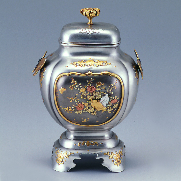 銅器・香炉:菊蓋龍耳花鳥文 銅器・香炉:菊蓋龍耳花鳥文 （銀製香炉 - 高岡銅器展示館）