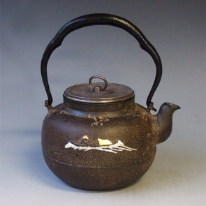 tb132　龍文堂写 舟人物鉄瓶 本体に金銀象嵌入り 古鏡蓋：銀彩 約1.1L【日本製・証明書付き】【海外対応可】