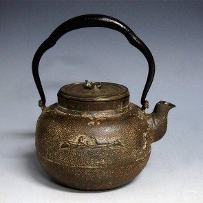 tb159　龍文堂写 舟人物鉄瓶 古鏡蓋：銀彩 約1.1L【日本製・証明書付き】【海外対応可】