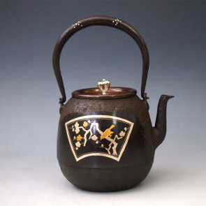 tb165　龍文堂写 棗形間取鉄瓶　本体竹に雀、梅に鶯象嵌・弦に銀象嵌 銀摘み 座：銀 鉄壺 約1.3L【日本製・証明書付き】【海外対応可】