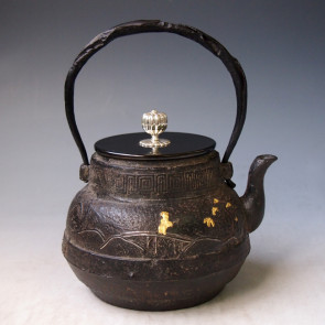 tb185　龍文堂写 渓山清眺鉄瓶 本体に金銀象嵌入り 摘み：座：銀  鉄壺 約1.2L【日本製・証明書付き】【海外対応可】