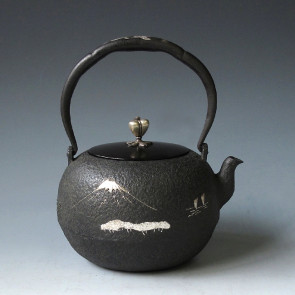 tb2a, 龍文堂写 富士象嵌入鉄瓶 銀摘み 本体・弦に銀象嵌入り 鉄壺 約1.4L【日本製・証明書付き】【海外対応可】