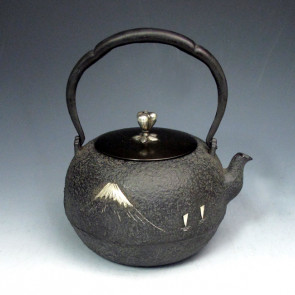 tb48　龍文堂写 富士象嵌入鉄瓶 銀摘み 本体に銀象嵌入り 約1.4L【日本製・証明書付き】【海外対応可】
