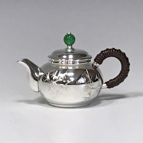 uk102h 純銀製 烏龍茶急須（小）みがき 翡翠摘み 四君子彫金 純銀保証 銀瓶 約0.1L 【日本製・証明書付き】