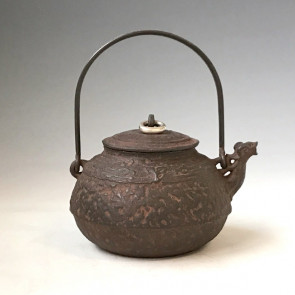 hn2733a　蔵六写 饕餮文獣口鉄瓶 般若勘渓作 約0.8L【日本製・証明書付き】【海外対応可】