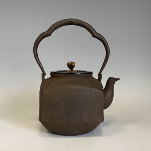hn2971　龍文堂写 四方形鉄瓶 般若勘渓作 約1.2L【日本製・証明書付き】【海外対応可】