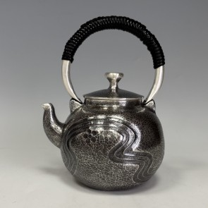 obg-n541, 大淵光則 純銀 湯沸 流水に梅  一枚絞り 耳口打出 イブシ仕上げ  銀瓶 【日本製・証明書付き】