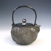 tb147sa, 亀文堂写 八角山水砂鉄鉄瓶（小） 本体・弦・摘みに銀象嵌入り  約1.3L 砂鉄　鉄瓶 【日本製・証明書付き】【海外対応可】