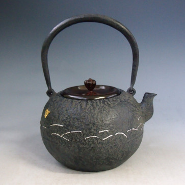 No.tb179, Kougyokudo iron kettle（teakettle) replica, the design is flying bird with beautiful waves,1.2L, Made in Japan