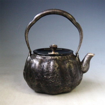 No.tb214sa, Ryubundo iron kettle replica, body material is iron sand, with pumpkin shape and handle silver inlay, about 1.0L, iron sand kettle