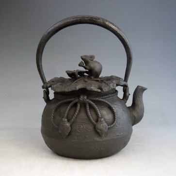 NO.tb216, Ueda iron kettle replica, the design is treasure bag with a lucky mouse, 1.2L, Made in Japan