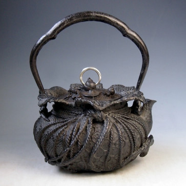 No.tb218，Ookuni iron kettle(teakettle) replica , design is treasure bag shape with treasure decoration on the body and lid, Made in Japan, nearly 1.3L