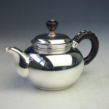 No.uk1b, Silver teapot,  design is polished surface(small), ebony knob, about 0.1L