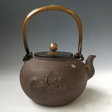 No.hn2718, Rihonbaisen iron kettle（teakettle) replica， design is crab and orchid, rock and pine, Made by Hannya, nearly 1.5L