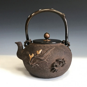 No.hn2734k, Nihonbaisen iron kettle（teakettle) replica, body designs a full moon, orchid and crab, Made by Hannya, nearly 1.5L