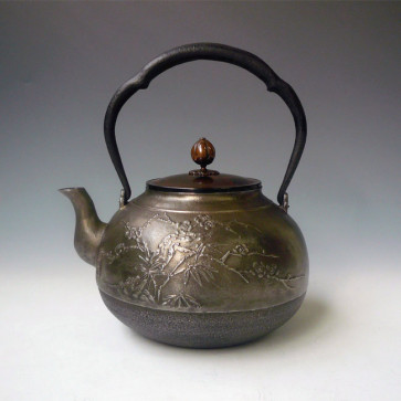 hn903sa, Iron sand kettle（teakettle), body designs bamboo, pine and plum flowers, Made by Hannya, about 1.7L