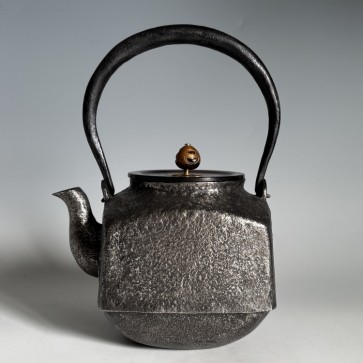 No.hn971sa-a, Iron sand kettle（tea kettle), design is square shape, iron sand material, Made by Hannya, about 1.3L