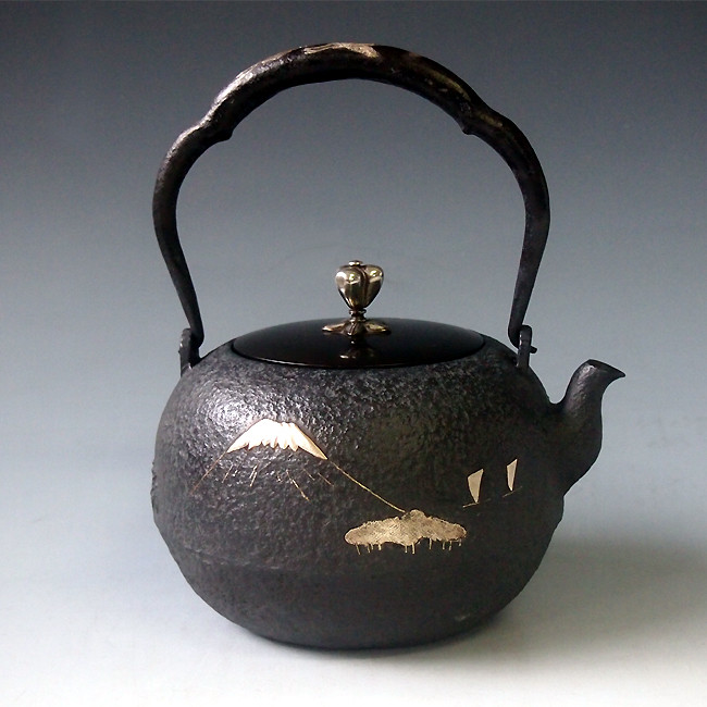 No Tb2d Ryubundo Iron Kettle Teakettle Replica Mount Fuji Design With Silver Inlay In The Handle And Body Made In Japan Nearly 1 4l