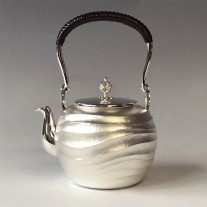 No.obg-n502, silver tea kettle with waves pattern. about 1.0L, Mitsunori Oobuchi, pure silver kettle