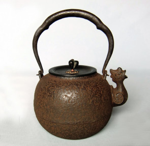 No.hn2715b, Ryubundo iron kettle（teakettle) replica，design is round shape wih phoenix spout, Made by Hannya, nearly 1.4L