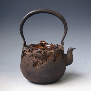 No.hn2720, Ryubundo iron kettle（teakettle) replica， design is a crab with rock, Made by Hannya, nearly 1.0L