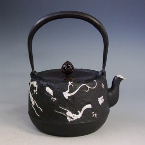 No.tb177, Japanese Iron kettle, Dragon pattern design, made by Masamitsu Kikuchi, nearly 1.1L