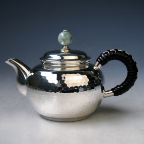 No.uk4, Silver teapot with jade knob, body design is beaten surface, about 0.1L