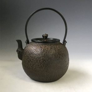 No.hn2715e, Ryubundo iron kettle（teakettle) replica, design is round shape, Made by Hannya, nearly 1.4L