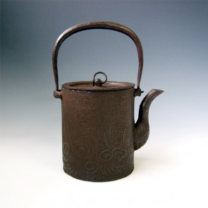 No.hn973, Iron kettle（teakettle), design is cylinder shape with flying dragon, Made by Hannya, nearly 1.6L