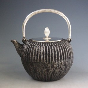 No.tb18sa, Zouroku iron kettle (teakettle) replica, design is chrysanthemun flower pattern, Made in Japan,  nearly 1.0L