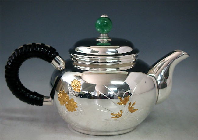 uk102hk 纯银制弯手把泡茶壶（小） 亮面翡翠摘手四君子雕金纯银