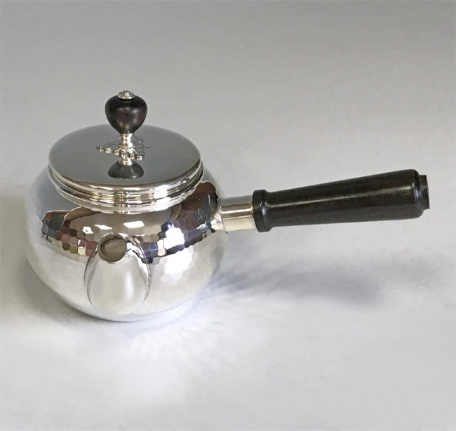 てん❗煙管 純銀 明治 延べ 手彫 左三つ巴 紋 金属工芸 彫刻 未使用 obg-n025, 大淵光則純銀銀壺四君子雕金提手把約0.2L 純銀泡茶壺