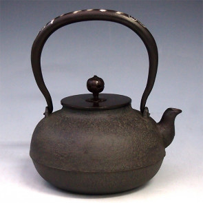  tb122, 麒龙堂 芋头形 提梁花鸟云银镶嵌 约 1.0L 菊地政光作 铁壶