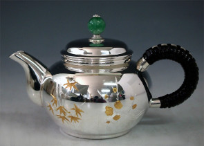 uk102hk 纯银制 弯手把 泡茶壶（小） 亮面 翡翠摘手 四君子雕金 纯银保证 约0.1L 银壶