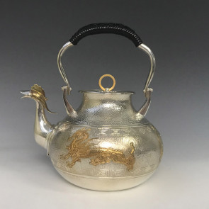 yw112, 纯银 银壶 四神兽图 打出雕金 约1.2L 纯银 银瓶