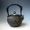 tb128sa,龟文堂模本  乡间山水 壶身和摘手银镶嵌、 灵芝提手 约 1.1L, 砂铁 铁壶