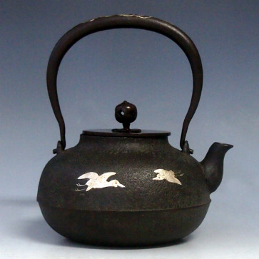 tb119, 麒龍堂 芋頭形 瑞雲飛鳥 銀鑲嵌 1.1L 菊地政光作 鐵壺