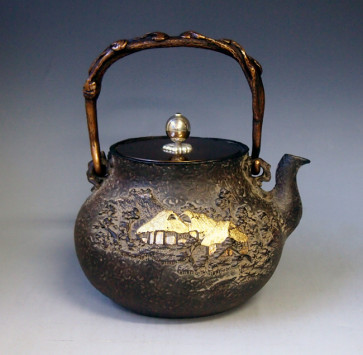 tb136, 金龍堂模本 富士形 鄉間風景圖 金銀鑲嵌 摘和座鍍銀 約 2.1L, 鐵壺