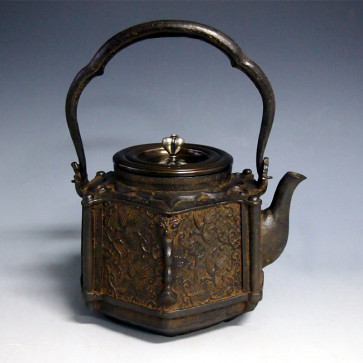 tb151, 大國模本 六角形編織紋背景鳳凰圖鐵壺 摘手和座：銀 1.6L 鐵壺