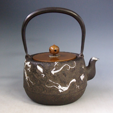 tb178, 龍泉堂造 雨龍鐵壺 壺身鑲嵌金銀 銀口  約1.4L，鐵壺