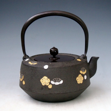 tb220, 平肩形 松竹梅圖 金銀鑲嵌鐵壺 菊地政光製 約 1.4L, 鐵壺