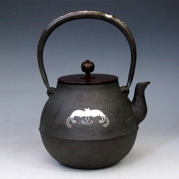  tb29, 麒龍堂 蝙蝠圖 銀鑲嵌 菊地政光作 約 1.5L, 鐵壺