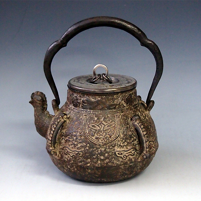 平安 名人 二世 秦 蔵六 造 銀無垢製 饕餮文後手 杯 盃 酒器 桐共箱付 平安 名人 二世 秦 蔵六 造 銀無垢製 饕餮文後手 杯 盃