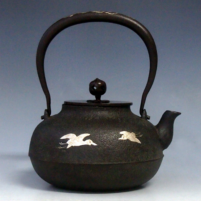 tb119, 麒龍堂芋頭形瑞雲飛鳥銀鑲嵌1.1L 菊地政光作鐵壺