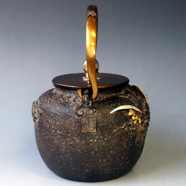 壺　陶芸品 tb125, 龜文堂模本蘭蟹鐵壺壺身鑲嵌金銀、座：銀、 約1.7L, 鐵壺