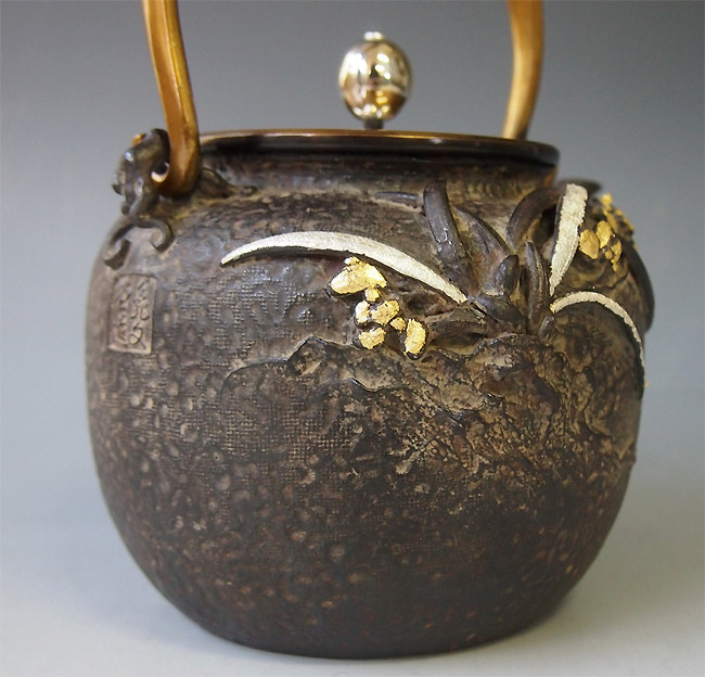 tb125, 龜文堂模本蘭蟹鐵壺壺身鑲嵌金銀、座：銀、 約1.7L, 鐵壺