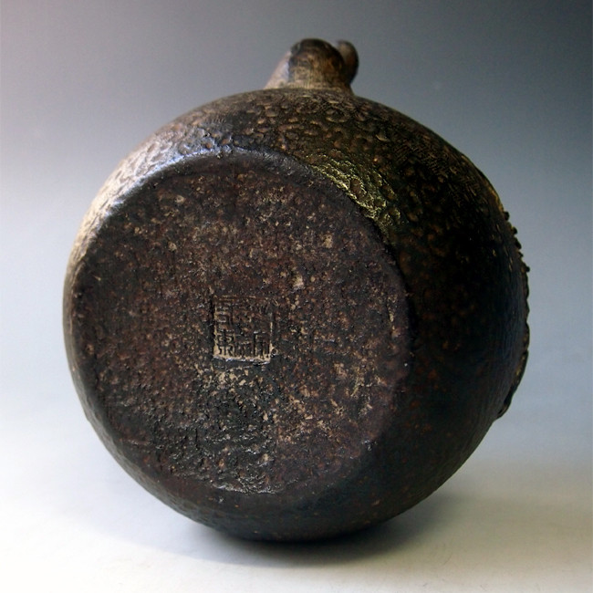 tb125, 龜文堂模本蘭蟹鐵壺壺身鑲嵌金銀、座：銀、 約1.7L, 鐵壺