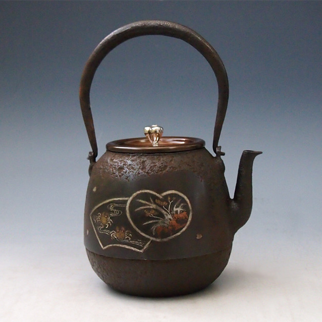 光龍堂作 鉄瓶（鉄壺） 蟹と花紋入り 龍堂印あり 光龍堂作 鉄瓶（鉄壺） 蟹と花紋入り 龍堂印あり