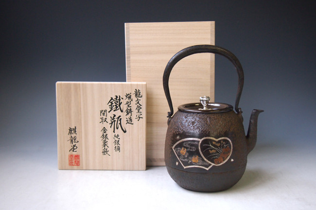 光龍堂作 鉄瓶（鉄壺） 蟹と花紋入り 龍堂印あり 光龍堂 鉄瓶 光龍堂作
